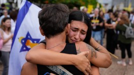 Réaction sur la place des Otages à Tel-Aviv, le 9 octobre 2025, suite à l'annonce d'un nouvel accord de cessez-le-feu à Gaza.  Photo : Getty Images / AFP / MAYA LEVIN