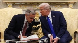 Trump dit que les négociations commerciales avec le Canada sont « rompues » Le premier ministre canadien Mark Carney et le président américain Donald Trump discutent dans le bureau ovale, le 7 octobre 2025. (Photo d'archvies)  Photo : Reuters / Evelyn Hockstein