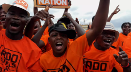Présidentielle en Côte d’Ivoire : dans la commune d'Abobo, "c'est Alassane ou rien" es militants "ADO girls and boys", lors d'un rassemblement de soutien à Alassane Ouattara, le 21 octobre à Abobo, Abidjan. © Samia Metheni