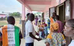 Présidentielle en Côte d'Ivoire : récit d’une journée de vote dans un village d’Abidjan Des électeurs se présentent dans un bureau de vote samedi 25 octobre, journée de l'élection présidentielle en Côte d'ivoire, à Yopougon Kouté, Abidjan. © David Rich