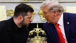 Le président américain Donald Trump lors de sa rencontre avec son homologue ukrainien Volodymyr Zelensky dans le bureau ovale, le 18 août 2025.  Photo : Reuters / Kevin Lamarque
