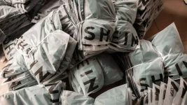 Des pochettes Shein dans un atelier à Nancun, près de Canton. Le groupe travaille avec 7.200 sous-traitants, la plupart basés en Chine. (Photo Qilai Shen/Panos-rea)