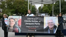 Rassemblement de soutien aux deux otages à Paris le 25 septembre 2025, à l'occasion du 41e anniversaire de Cécile Kohler. (Photo Bertrand GUAY/AFP)