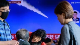 Des passants à la gare de Séoul regardent un écran diffusant des images d'un test de missile nord-coréen, le 7 novembre 2025. L'Europe veut réduire sa dépendance aux Etats-Unis pour l'alerte avancée. (Photo AFP)