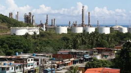 Le Venezuela a les plus grosses ressources pétrolières au monde. Ici, la raffinerie El Palito de la compagnie pétrolière d'Etat PDVSA, à Puerto Cabello. (Photo Juan Carlos Hernandez/Zuma-REA)