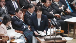La Première ministre japonaise Sanae Takaichi (au centre) assiste à une session de la Commission budgétaire à Tokyo le 14 novembre 2025. (Kazuhiro NOGI / AFP)