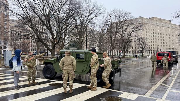 Washington : deux militaires «dans un état critique» après avoir été touchés par balles près de la Maison-Blanche, un suspect arrêté