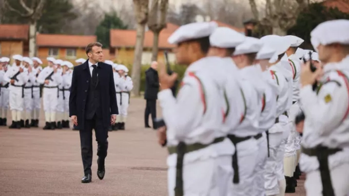 Le président français Emmanuel Macron passe en revue, le 27 novembre 2025, les troupes de la 27e Brigade d'Infanterie de Montagne (BIM) de Varces, en Isère. © Pool via Reuters