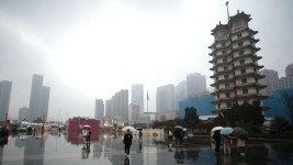 Érigée en mémoire de la grève des ouvriers du 7 février 1923, la tour Erqi (à droite) est l’emblème de la ville de Zhengzhou. Elle fut le plus haut bâtiment de la ville jusqu’en 1976. Enguerrand Armanet / Le Figaro