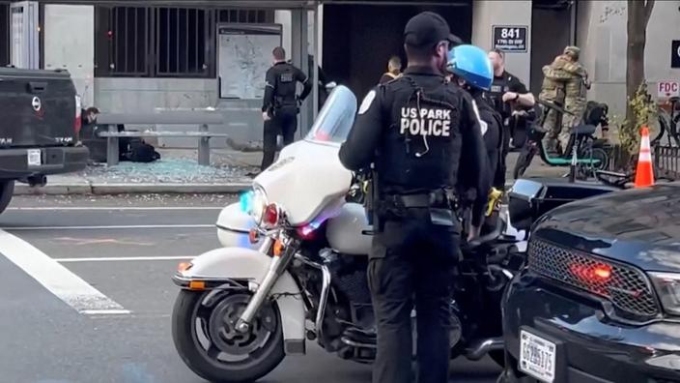 Des policiers sur le site de l’attentat le 26 novembre 2025 à Washington, DC, aux États-Unis. MQ RYAN / MQ RYAN via REUTERS