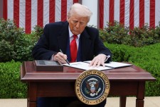 U.S. President Donald Trump signs an executive order on tariffs, in the Rose Garden at the White House in Washington, D.C., U.S., April 2, 2025. REUTERS/Leah Millis/File Photo 