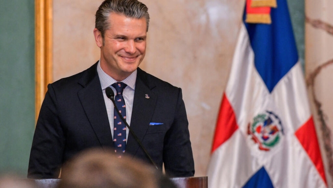 Le ministre de la Défense américain Pete Hegseth lors d'une conférence de presse au Palais national à Saint-Domingue, le 26 novembre 2025 en République dominicaine © Felix Leon / AFP