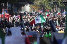 Des manifestants portent des drapeaux mexicains lors d’une protestation contre l’insécurité et la corruption dans le pays, à Mexico, au Mexique, le 15 novembre 2025. Luis Cortes / REUTERS