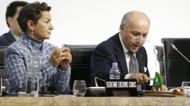 Le président de la COP21, Laurent Fabius, donne le fameux coup de marteau qui confirme l'adoption de l'Accord de Paris, le 12 décembre 2015  Photo : Reuters / Stephane Mahe