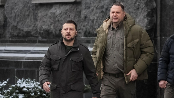 Le président ukrainien cet le chef du cabinet présidentiel Andriy Yermak marchent à Kiev, en Ukraine, le 22 janvier 2024.  Photo : Reuters / Gleb Garanich