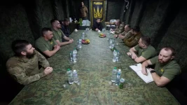Sur cette photo fournie par le service de presse de la présidence ukrainienne, Volodymyr Zelensky, au centre, tient une réunion avec des militaires près de la ville de Pokrovsk, le 4 novembre 2025. © Présidence ukrainienne, AP