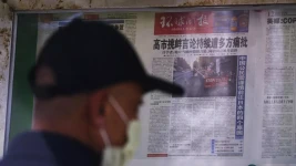 Un homme lit les journaux rapportant les récentes déclarations de la Première ministre japonaise Sanae Takaichi sur Taïwan, dans un kiosque à journaux à Pékin, le 17 novembre 2025. © Andy Wong, AP