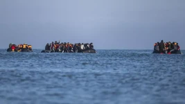 Des migrants à bord de bateaux de passeurs tentent de traverser la Manche au large de la plage de Gravelines, dans le Nord, le 27 septembre 2025 © Sameer Al-DOUMY / AFP/Archives