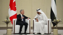 Le premier ministre Mark Carney a rencontré Sultan Ahmed al-Jaber, ministre de l'Industrie et des Technologies avancées des Émirats arabes unis à Abu Dhabi.  Photo : The Canadian Press / Sean Kilpatrick