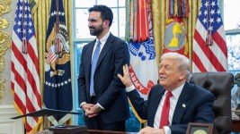 Le ton semblait cordial entre Donald Trump et Zohran Mamdani lors de leur point de presse au bureau ovale après leur rencontre, vendredi.  Photo : Reuters / Jonathan Ernst