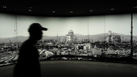Un homme visite le musée du Mémorial de la paix d'Hiroshima, au Japon, où a eu menée la première attaque à la bombe atomique au monde, le 6 août 1945. (Photo d'archives)  Photo : afp via getty images / KAZUHIRO NOGI