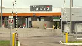 Tous les visiteurs des États-Unis, y compris les Canadiens, devront s’habituer à être pris en photo à chaque entrée et sortie du sol américain, peu importe leur moyen de transport.  Photo : Radio-Canada / Yvon Thériault