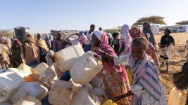 Dans les camps de réfugiés du Tchad, beaucoup de fillettes ont la responsabilité d'aller puiser de l'eau pour leur famille.  Photo : Radio-Canada / Frédéric Lacelle