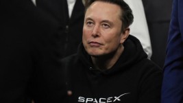 Photo d'archives – Elon Musk assiste à la finale des championnats de lutte de la NCAA, le 22 mars 2025, à Philadelphie. © Matt Rourke, AP
