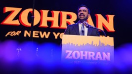 Zohran Mamdani deviendra le 1er janvier le premier maire musulman de la plus grande ville des États-Unis.  Photo : Getty Images / AFP / ANGELINA KATSANIS