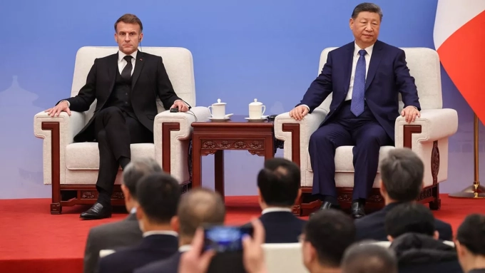 Emmanuel Macron et le président chinois Xi Jinping, jeudi, lors de la visite d'Etat du président français à Pékin. (Photo Ludovic MARIN/POOL/AFP)