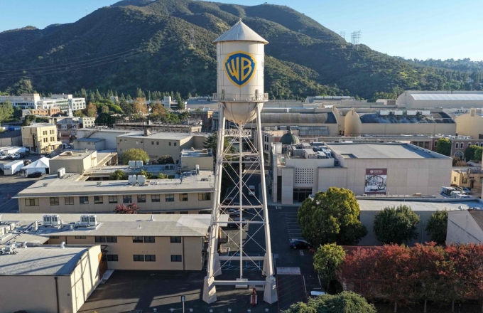 Le logo de la Warner Bros Discovery affiché sur une citerne dans les studios du géant américain, à Burbank (Californie), le 5 décembre 2025. MARIO TAMA/AFP