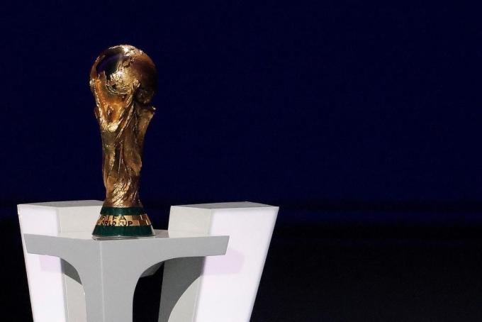 Le trophée de la Coupe du monde de football trône sur un podium lors du tirage au sort final du Mondial 2026, à Washington DC, le 5 décembre 2025. AMBER SEARLS / IMAGN IMAGES VIA REUTERS CONNECT