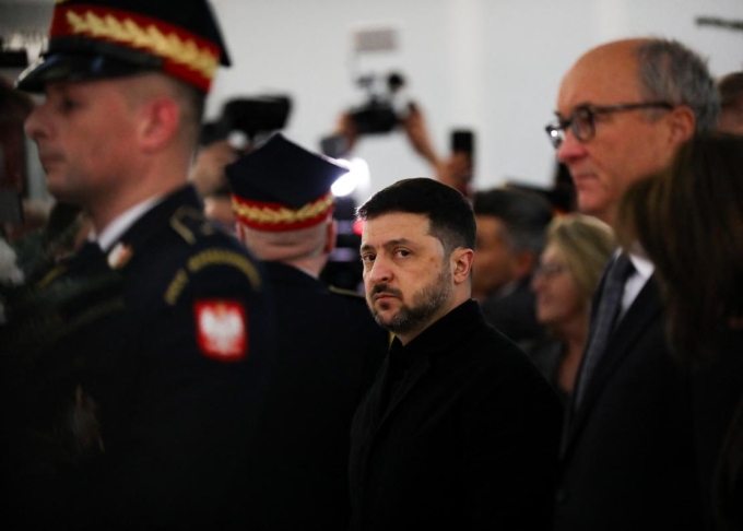 Volodymyr Zelensky, le président ukrainien, en visite officielle en Pologne afin de rencontrer Karol Nawrocki, son homologue polonais. A Varsovie, le 19 décembre 2025. KLAUDIA RADECKA / NURPHOTO VIA AFP