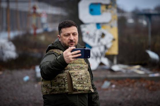 Le président ukrainien, Volodymyr Zelensky, enregistrant une vidéo à l’entrée de la ville de Koupiansk, le 12 décembre 2025. La vidéo a été diffusée par le service de presse de la présidence ukrainienne. HANDOUT / AFP