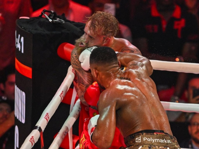 Jake Paul’s jaw was sent into the front row. Photo by Giorgio VIERA / AFP.