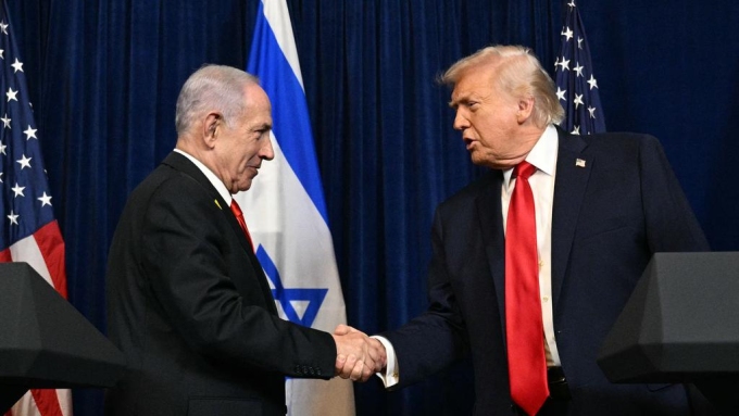 US President Donald Trump (R) and Israeli Prime Minister Benjamin Netanyahu shake hands. (Photo by Jim WATSON / AFP)