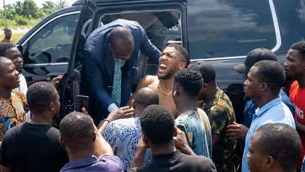 Anthony Joshua was helped out of the car. Photo: X.