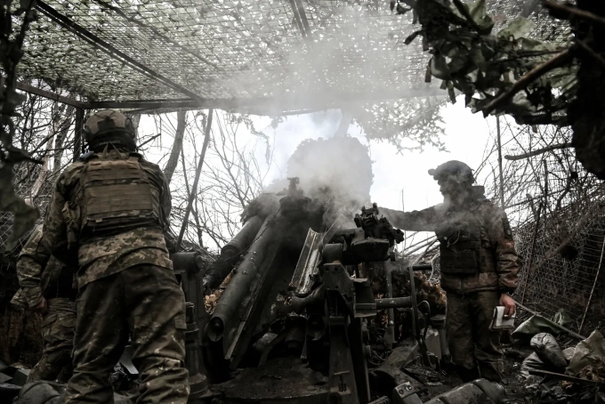 Soldiers man an M777 howitzer during a combat mission in the Dnipropetrovsk region, Ukraine, on Dec. 24. Photographer: Dmytro Smolienko/Ukrinform/NurPhoto/Getty Images