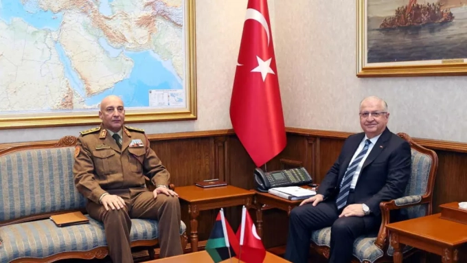 Le chef d'état-major de l'armée libyenne, Mohammed Ali Ahmed Al-Haddad (à gauche), photographié avec le ministre turc de la Défense, Yasar Guler (à droite), à Ankara, le 23 décembre 2025. © Turkish defence ministry via Reuters