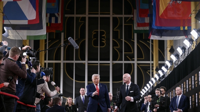 Le president americain Donald Trump et le president de la Fifa Gianni Infantino sur le tapis rouge à leur arrivee au Kennedy Center a Washington pour le tirage au sort de la Coupe du monde de football de la Fifa 2026 le 5 decembre 2025. Brendan SM