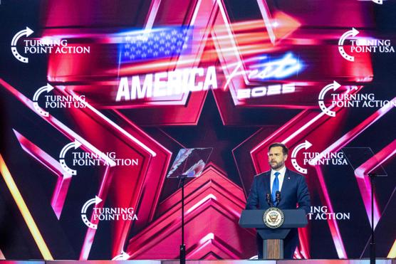 Le vice-président américain, J. D. Vance, lors de la conférence annuelle AmericaFest de Turning Point, organisée en hommage à Charlie Kirk, à Phoenix, Arizona (Etats-Unis), le 21 décembre 2025. OLIVIER TOURON / AFP