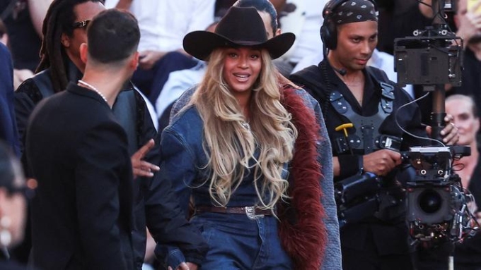 Beyoncé et son mari Jay-Z assistent au défilé de la collection Louis Vuitton Homme Printemps/Été 2026 lors de la Fashion Week masculine à Paris, France, le 24 juin 2025. Gonzalo Fuentes / REUTERS