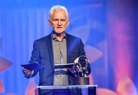 L’activiste biélorusse Ales Bialiatski lors d’une cérémonie de remise de prix à Stockholm, le 20 décembre 2020. ANDERS WIKLUND / AFP