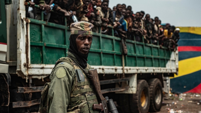 FILE PHOTO. M23 fighter in the foreground as detained FARDC soldiers are loaded onto trucks at Stade de l’Unite, Goma, Democratic Republic of the Congo, January 30, 2025. ©  Daniel Buuma/Getty Images