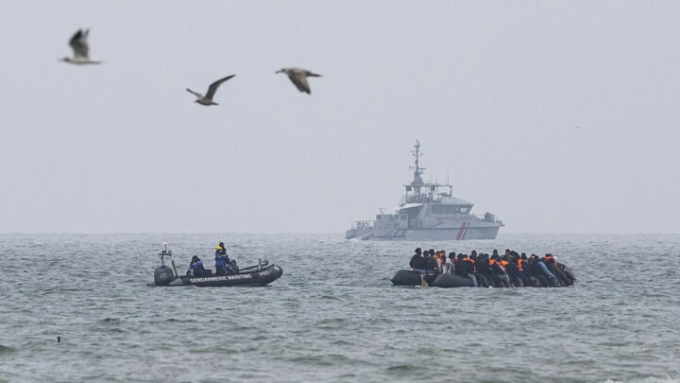 Une embarcation de migrants tentant de traverser la Manche, en août 2025. © Sameer Al-Doumy, AFP (archives)