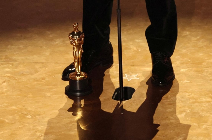 Sean Baker remporte l’Oscar de la meilleure réalisation pour « Anora » aux Oscars, le 2 mars 2025, à Los Angeles. CARLOS BARRIA / REUTERS