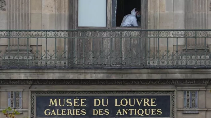 A police officer works inside the Louvre museum on October 19, 2025, in Paris. © Thibault Camus, AP