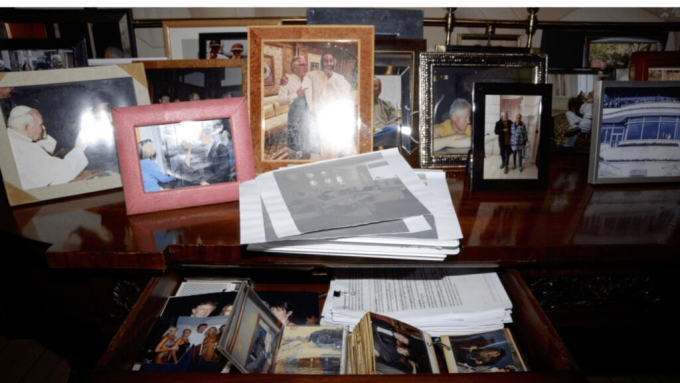 This photo released by the US Department of Justice shows a desk with a drawer open and photographs, documented on July 6, 2019, during a search of Jeffrey Epstein's home in New York. © US Department of Justice, AP