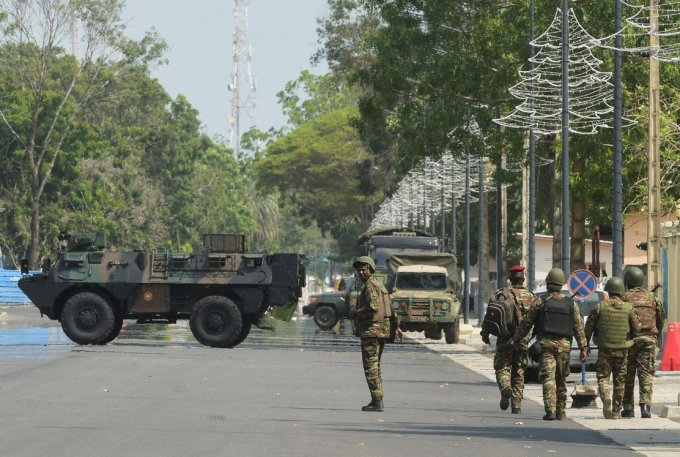 Des soldats patrouillent devant le siège de la radio-télévision du Bénin, après la tentative de coup d’Etat contre le président Patrice Talon, à Cotonou, le 7 décembre 2025. CHARLES PLACIDE TOSSOU/REUTERS