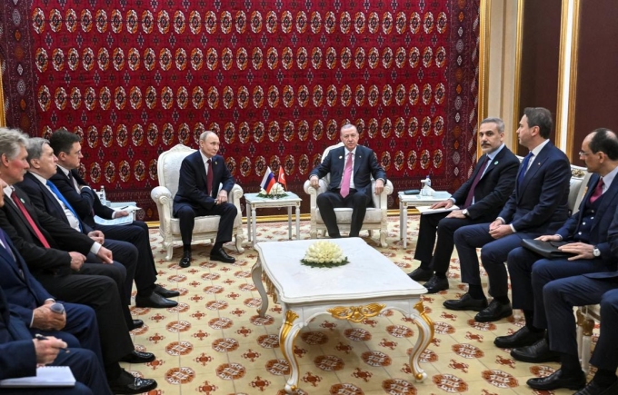 Le président russe Vladimir Poutine et le président turc Recep Tayyip Erdogan assistent à une réunion en marge d’un forum international à Achgabat, au Turkménistan, le 12 décembre 2025. KRISTINA KORMILITSYNA / AP